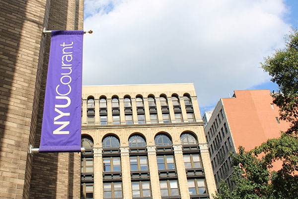 纽约大学柯朗数学、计算与数据科学学院外景建筑及NYU Courant标志旗帜,柯朗学院拥有世界一流学术声誉和学科实力