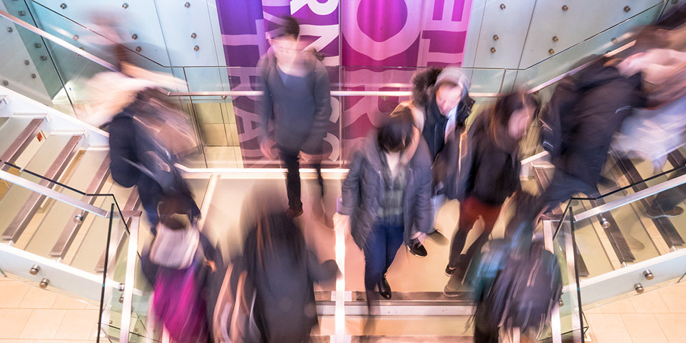 纽约大学柯朗数学、计算与数据科学学院数据科学研究生硕博项目,学生在教学楼内楼梯间快速穿行,彰显AI与数据分析领域的学术活力与前沿氛围。